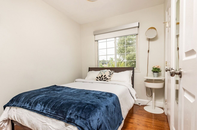 Bedroom 2, Modern Townhouse w/ Pool Table by Cozysuites, Alexandria