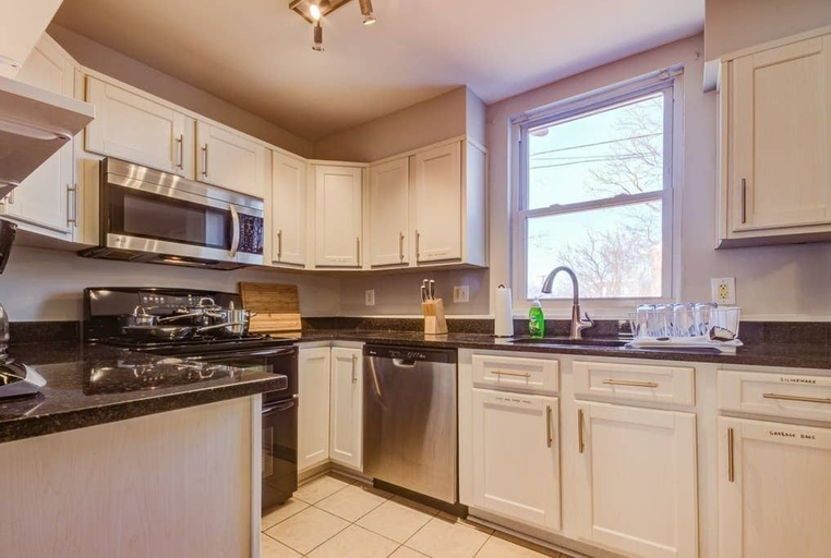 Others 4, Modern Townhouse w/ Pool Table by Cozysuites, Alexandria