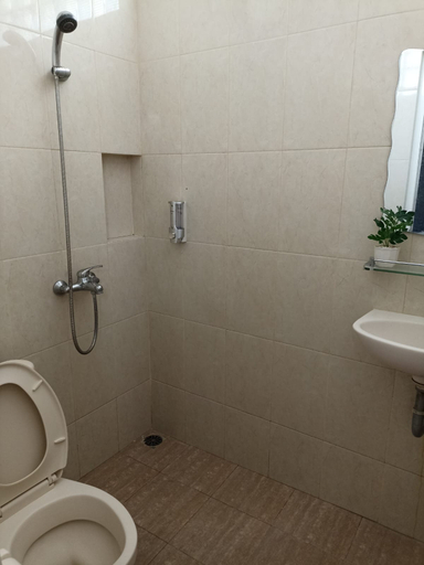 Bathroom 3, Kaira Guesthouse, Bantul
