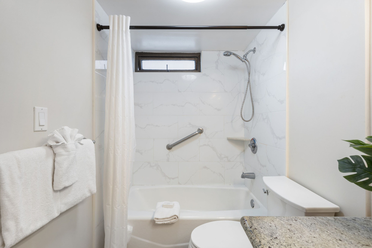 Bathroom 4, Light & Airy 8th Floor Ocean View Condo with Lanai and FREE Parking!, Honolulu