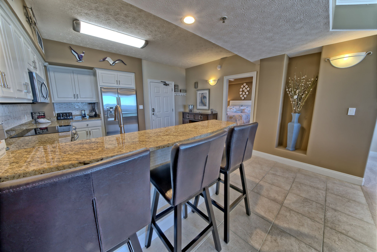 Food & Drinks, Unit 0606 2 Bedroom Condo by RedAwning, Bay