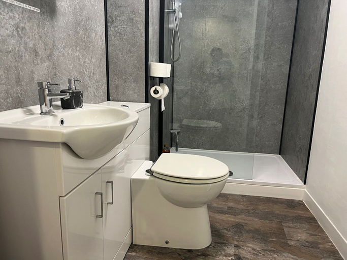 Bathroom, Immaculate 2-bed Apartment Town Centre, Gloucestershire