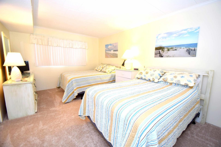 Room 4, Ocean Hideaway 207 2 Bedroom Condo by RedAwning, Worcester
