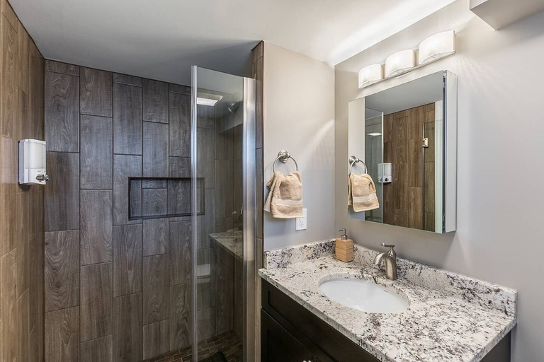 Bathroom 4, Beautiful 3br/2ba House with cozy backyard by CozySuites, Alexandria