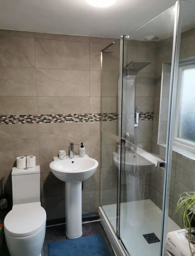 Bathroom, Charming 3-bed Cottage in Birmingham, Birmingham