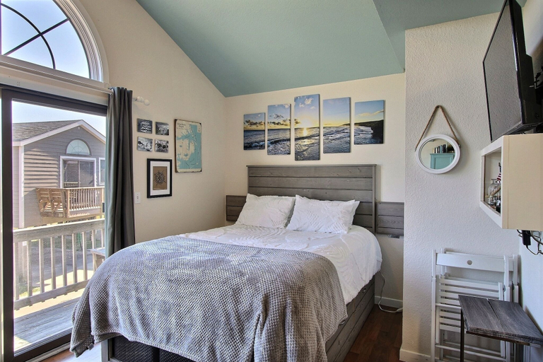 Room 4, 4 Carolina Lady Studio Bedroom Condo by RedAwning, Dare