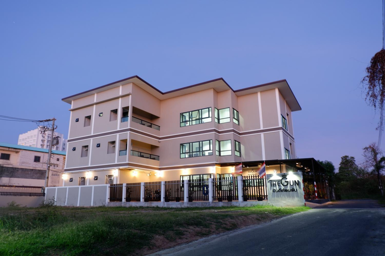 The Gun Hotel, Muang Surin