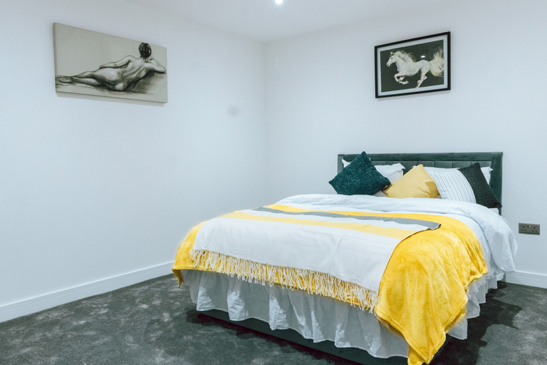Bedroom 4, Remarkable, Penthouse - 3-bed Apartment in Purley, London