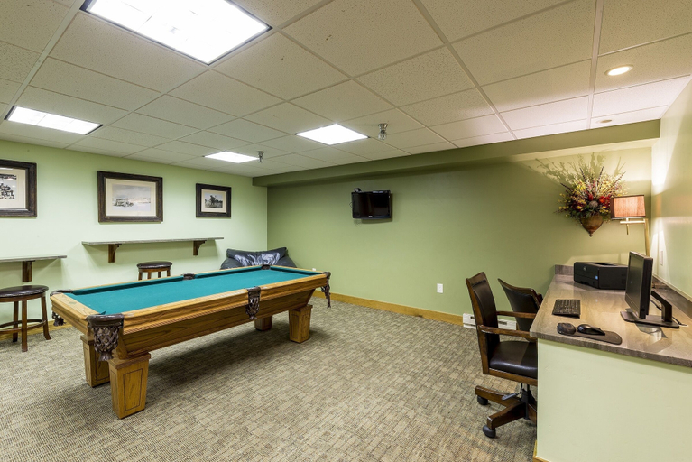 Game room, Phoenix 108 4 Bedroom Townhouse by RedAwning, Routt