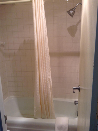 Bathroom 3, Knights Inn - Peru, IN, Miami