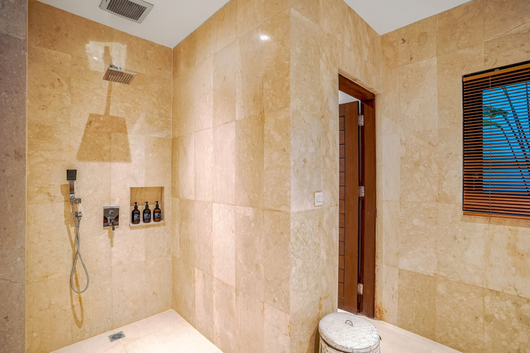 Bathroom 4, Frangipani Villa Merah at Berawa, Badung
