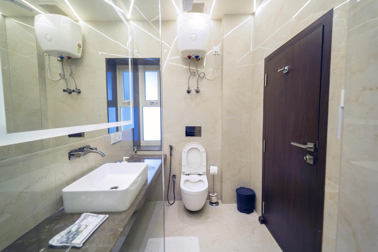 Bathroom 2, Central Bed & Breakfast, Kolkata