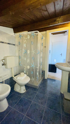 Bathroom 1, Dimora La Torre, Syracuse