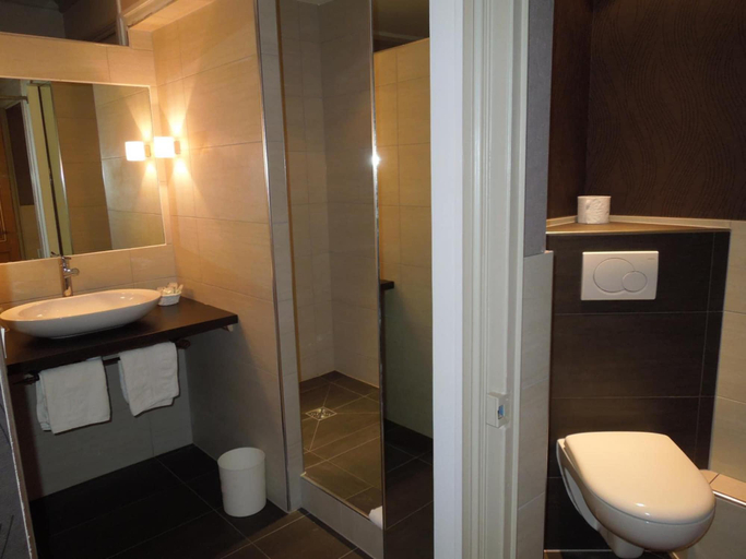 Bathroom 3, Hôtel Saint-Pierre, Doubs