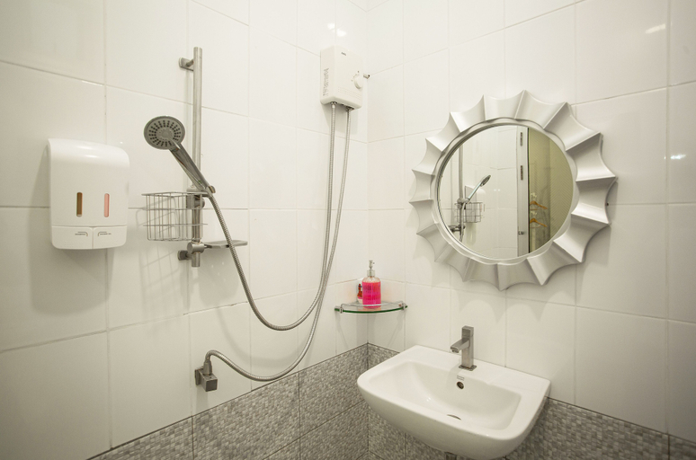 Bathroom 5, Nagawari Art Maldives BBQ Pattaya Villa, Sattahip