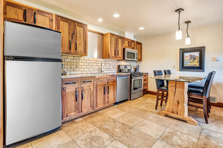 Others 4, Wall Street Suites, Deschutes