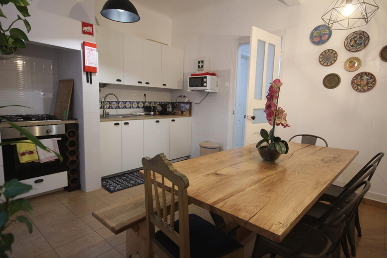 Others 2, Ocean M1 R4 - Large Double Room with shared Bathroom in City Center, Lisbon