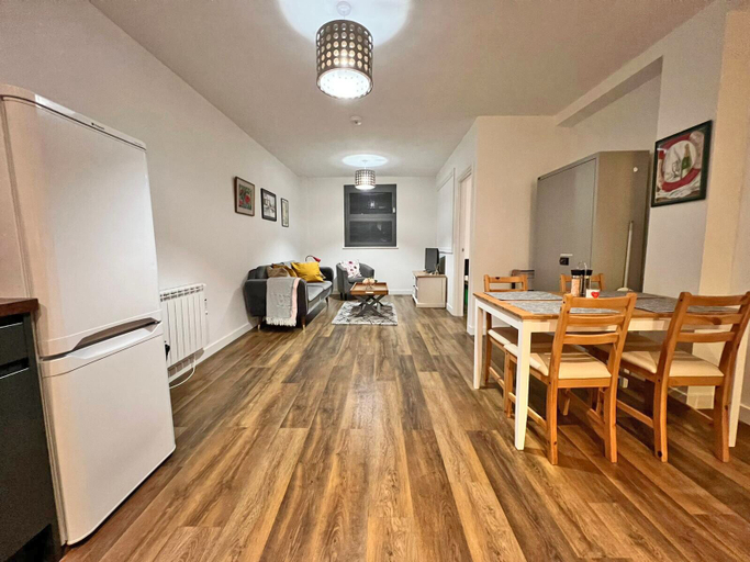 Others 5, Immaculate 2-bed Apartment Town Centre, Gloucestershire