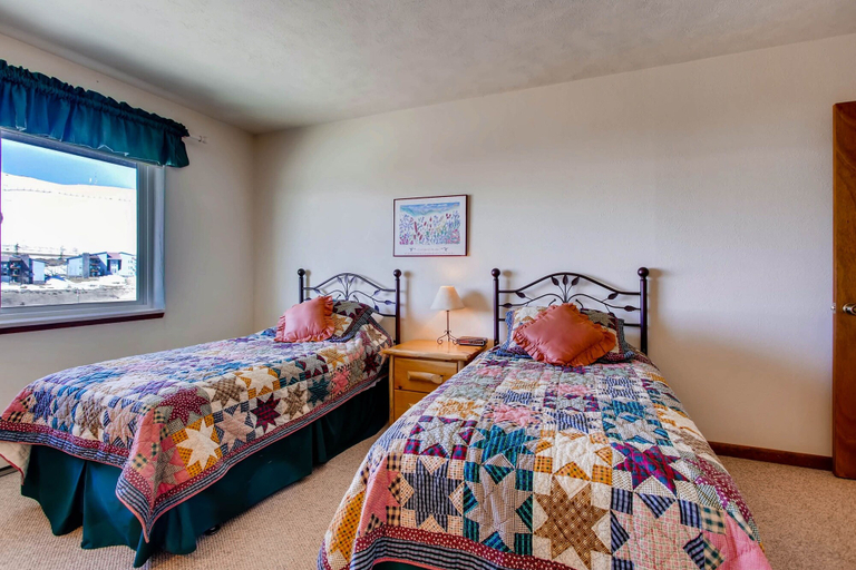 Room 2, 3 Br Unit With Fireplace & Mountain Views 3 Bedroom Condo - No Cleaning Fee! by RedAwning, Gunnison
