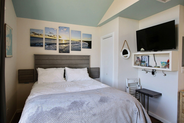 Room 5, 4 Carolina Lady Studio Bedroom Condo by RedAwning, Dare