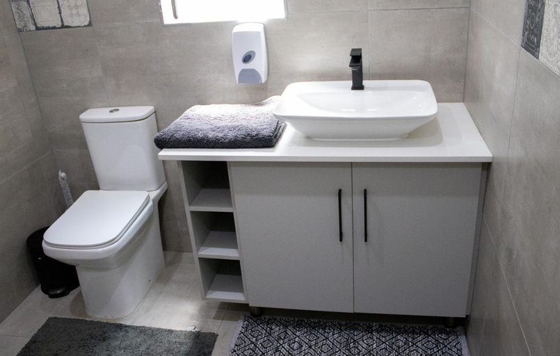 Bathroom 2, Asania Guest House, Mangaung