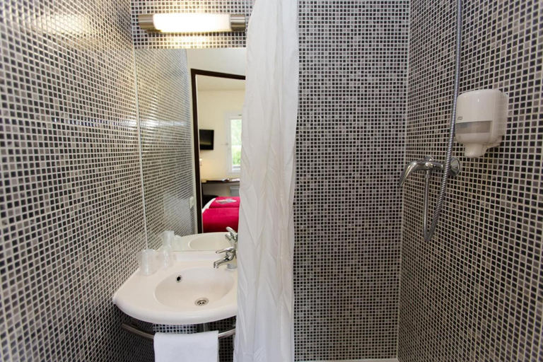 Bathroom 4, The Originals Access, Halt'Hotel, Clermont Agnetz, Oise