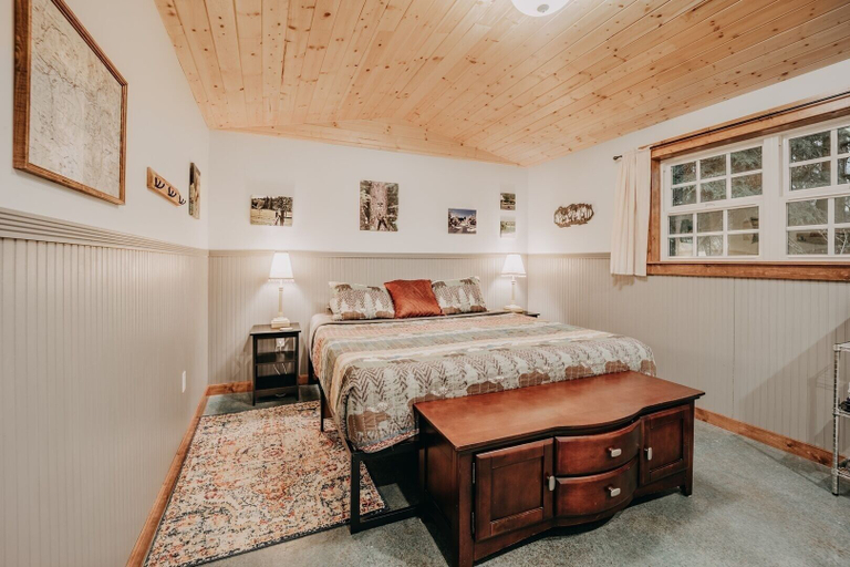 Others 3, 72mf - Rustic - Pets Ok - Sleeps 2 1 Bedroom Cabin by Redawning, Whatcom