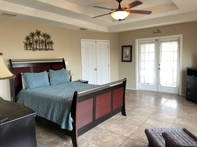 Room 4, 126 E Pike 4 Bedroom Home by RedAwning, Cameron