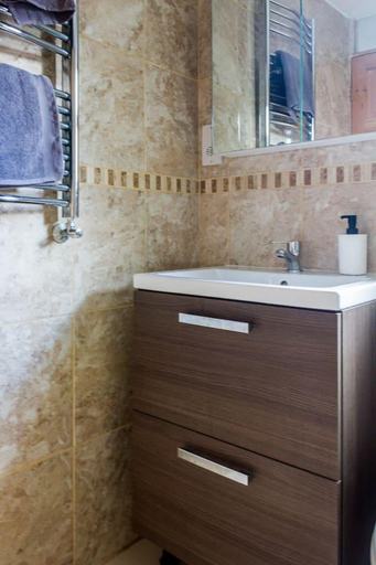 Bathroom 2, Beautiful 4-bed House in Bootle, Sefton
