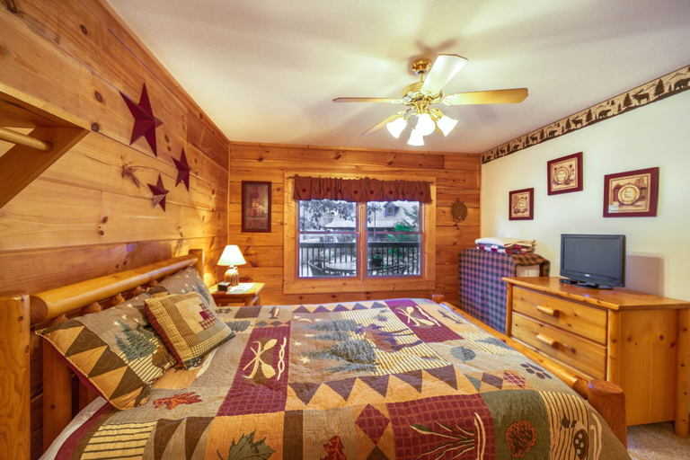 Bedroom 2, Er307- Eagle's View- Great Location- Close To Town 2 Bedroom Cabin by RedAwning, Sevier