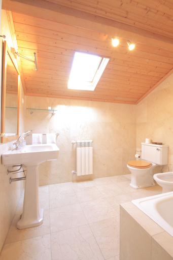 Bathroom 4, Casa de Mogofores, Anadia