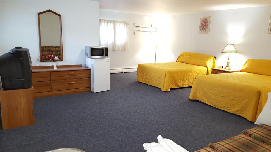 Bedroom 5, Crown Inn & Suites, Allegany