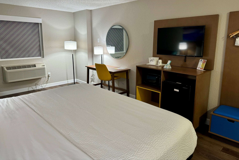Bedroom 2, Days Inn by Wyndham Sarasota I-75, Sarasota