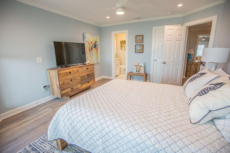 Room 2, Three Girls 5 Bedroom Home by RedAwning, Brunswick