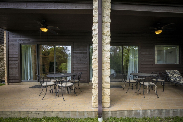 Outdoor dining 5, River Bend Cw C109 3 Bedroom Condo by RedAwning, Comal