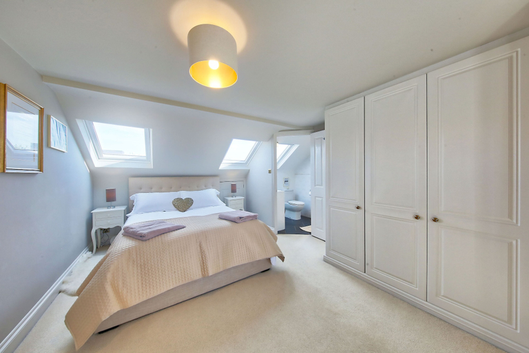 Bedroom 4, Central Wimbledon House Sleeps 8 - Secluded Garden, London