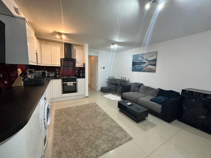Others 5, Charming 1-bed Apartment in Chigwell, Essex
