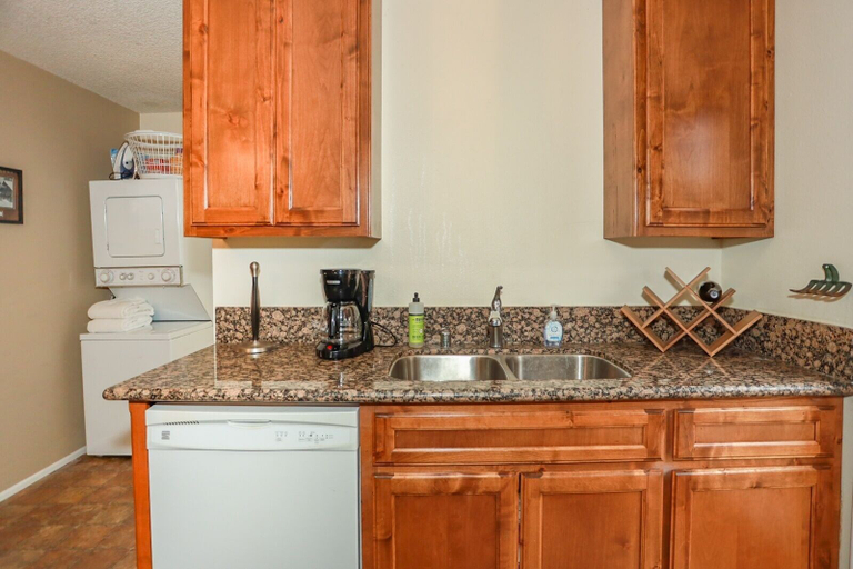 Others 4, Maple Hill Lodge 2 Bedroom Home by RedAwning, San Bernardino