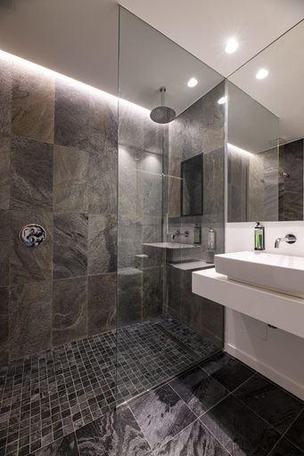 Bathroom 4, Clos de la Rivière, Saint-Denis