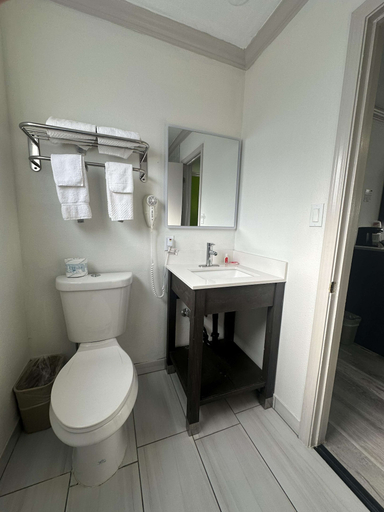 Bathroom 5, Signature Inn Winnemucca, Humboldt