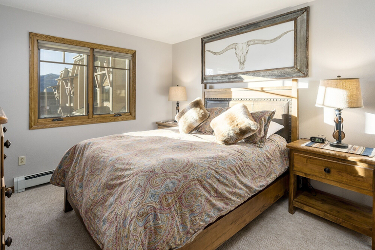 Room 4, Phoenix 108 4 Bedroom Townhouse by RedAwning, Routt