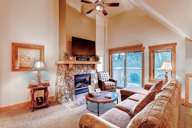 Living room 4, Red Hawk 2291, Summit