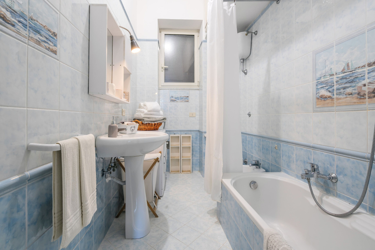 Bathroom 3, Al Mare Apartment, Napoli