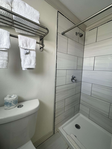 Bathroom 5, Signature Inn Winnemucca, Humboldt