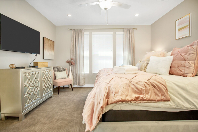 Room 3, Heavenly Comfort @ Hell Hole Trail 5 Bedroom Home by RedAwning, Washington