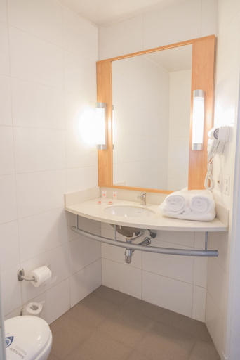 Bathroom 5, Ibis Valparaiso, Valparaíso