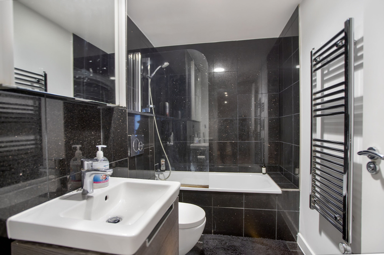 Bathroom, 2-bed Apartment, Sleeps 4, Free Parking, London