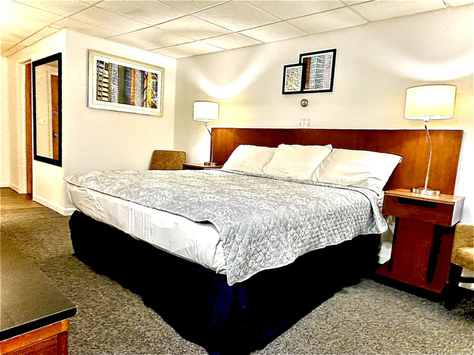 Bedroom 1, Crown Inn & Suites, Allegany
