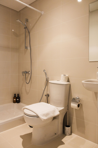 Bathroom 5, 3BD Haven with Sweeping Water Views, Dubai