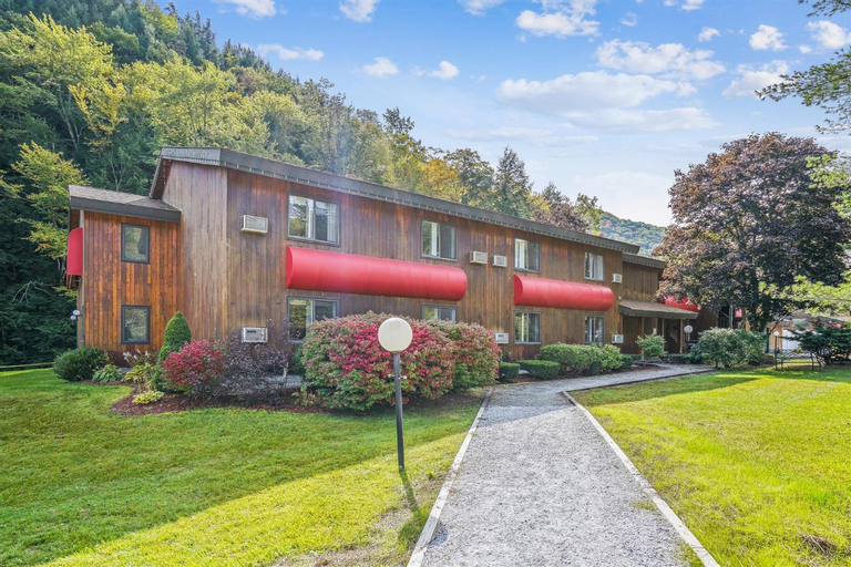 Cedarbrook Deluxe Two Bedroom Suite with outdoor heated pool 21202, Windsor
